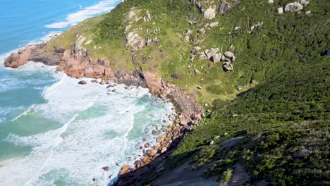 Luftdrohnenszene-Eines-Verlassenen,-Geheimen-Strandes-Zwischen-Bergen,-Offenem-Meeresfelsenstrand-In-Florianópolis