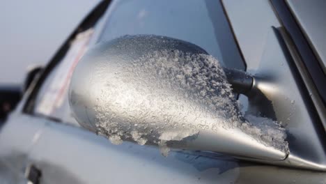 espejo de coche helado cubierto de nieve detalle