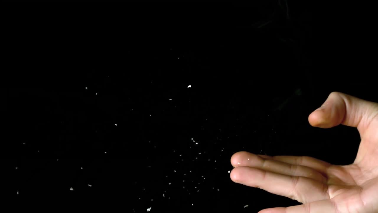 담배 꺼기를 멀리 는 남자