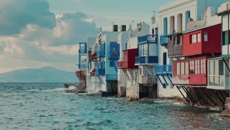 Pequeña-Venecia-En-La-Isla-De-Mykonos-En-Grecia-Con-Olas-Marinas