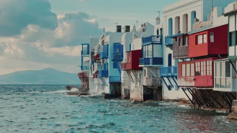 pequeña venecia en la isla de mykonos en grecia con las olas del mar