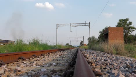 Low-Angle-Ansicht-Einer-Verlassenen-Eisenbahnstrecke-In-Der-Nähe-Der-Südafrikanischen-Autobahn