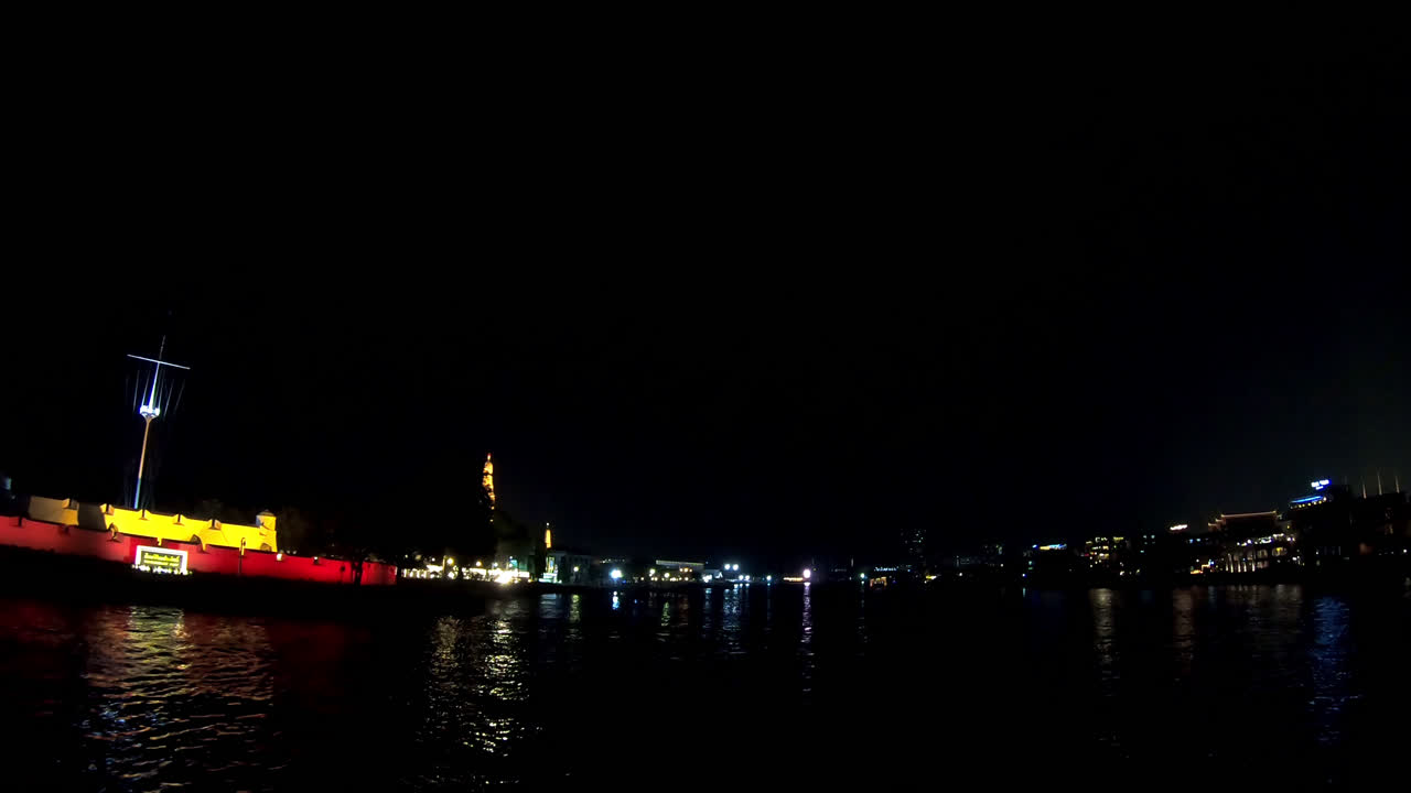 태국 보트에서 야경을 감상할 수 있는 차오 프라야 강이 있는 방콕 도시