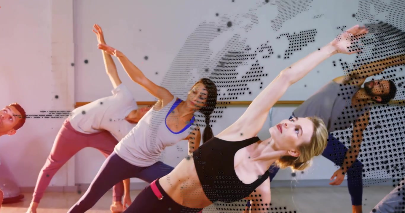 Istruttore che segnala un allungamento laterale in palestra, con il gruppo che si inclina lateralmente e una linea angolare guida sovrapposta.