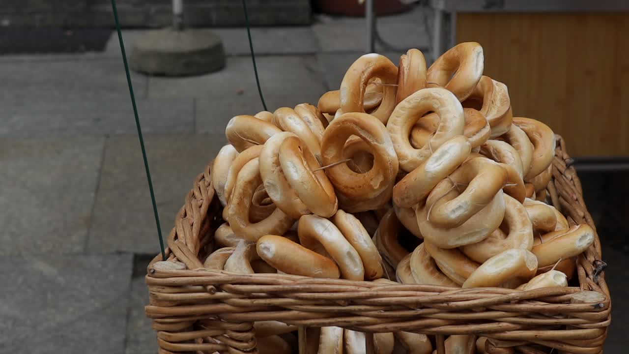 pasteles tradicionales de pretzels vendidos en la calle en varsovia, polonia