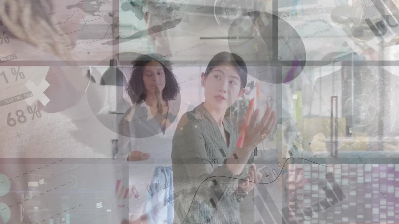 다양한 창의적인 동료들이 사무실에서 브레인스토밍을 하는 동안 그래프와 데이터 처리의 애니메이션