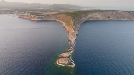 panorama aéreo de la estrecha formación rocosa de la punta de el toro, mallorca