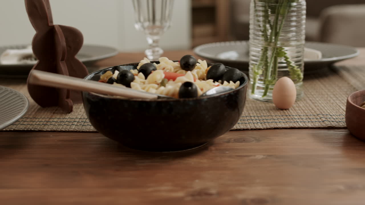 mesa de cena de pascua con varios platos