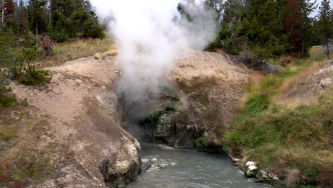 Lange-Aufnahme-Einer-Dampfwolke,-Die-In-Zeitlupe-Aus-Der-Drachenmündung-Im-Yellowstone-nationalpark-Aufsteigt