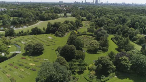 Drohnen-Zeitlupe-Eines-Niederländischen-Blumenparks-In-Den-Haag-Bei-Sonnigem-Wetter,-Mit-Den-Haag-Im-Hintergrund