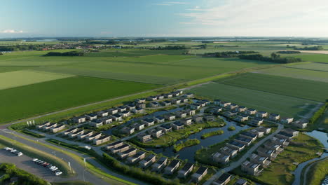 Vogelperspektive-Auf-Stilvolle,-Umweltfreundliche-Ferienunterkünfte-Im-Roompot-Water-Village-In-Kamperland,-Zeeland,-Niederlande