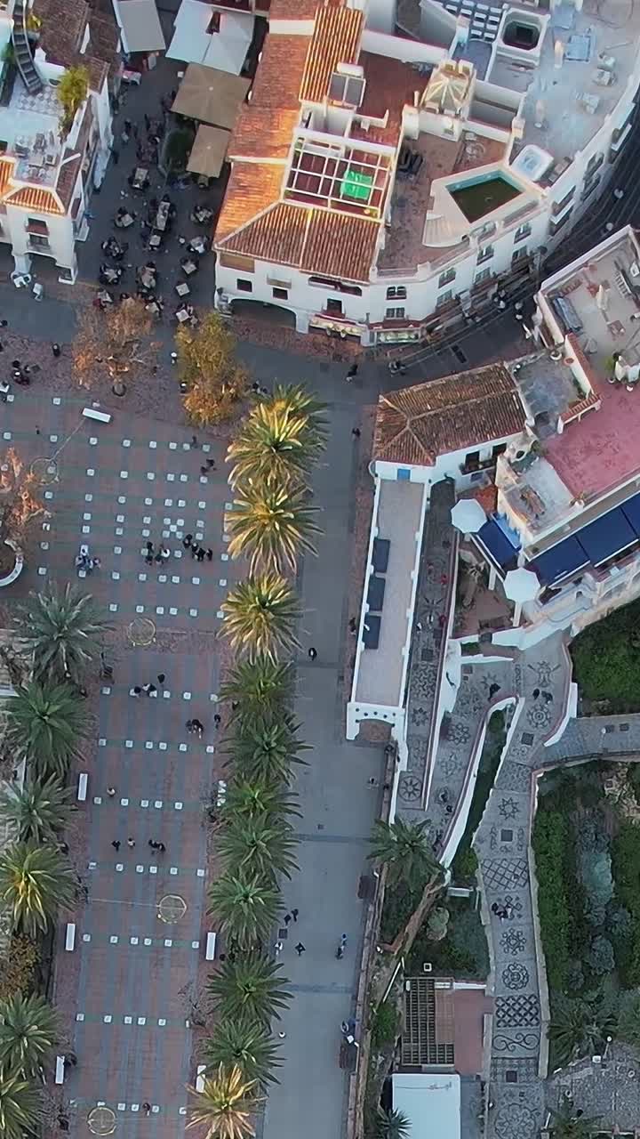 Panorama aereo della costa e delle montagne di Nerja