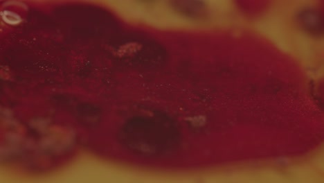 ripresa ravvicinata di una soluzione liquida rossa e gialla che forma micro bolle
