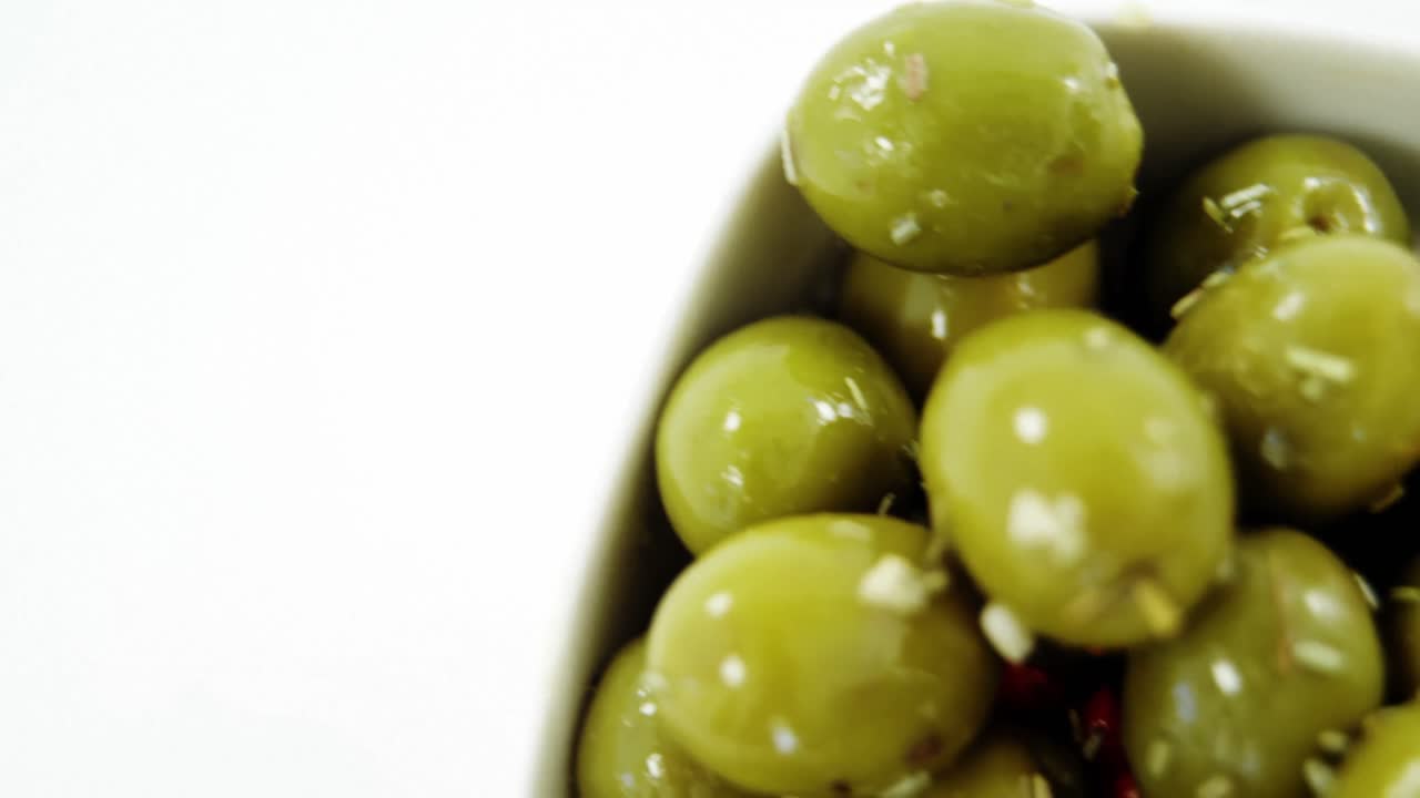 aceitunas verdes marinadas con hierbas y especias