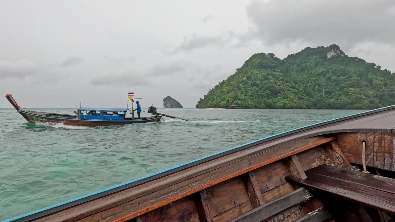 경치 좋은 크라비 해경 을 항해 하는 배 들