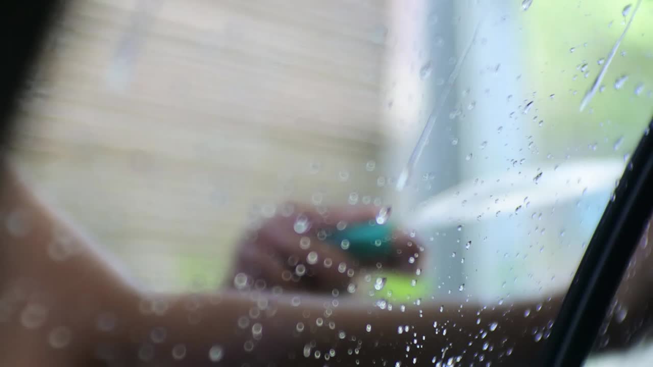 더럽고 먼지가 많은 차를 호스로 씻는다