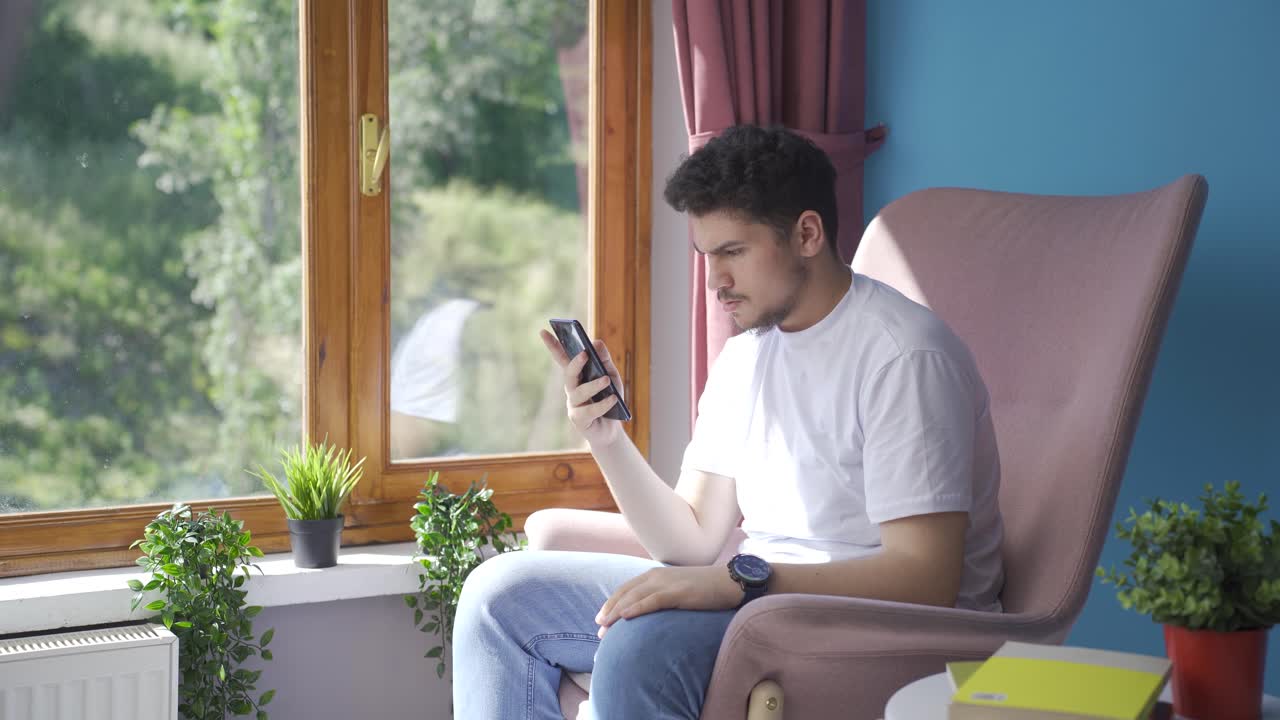 전화로 문자 메시지를 보내는 남자는 여자친구와 헤어집니다.