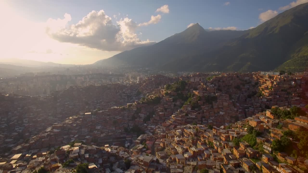 desde la vista superior del barrio pobre de petare, en caracas, venezuela, durante una puesta de sol