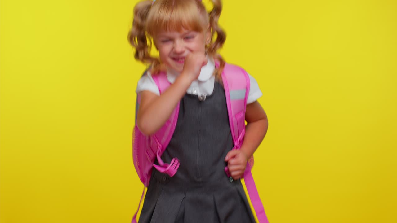 estudiante alegre levantando los puños en gesto lo hice, celebrando el éxito, la victoria, el logro de la meta