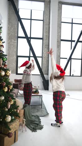 dos amigos bailando en pijama de navidad