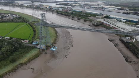 newport gales del sur histórico industrial puente frente al mar amplia órbita aérea izquierda