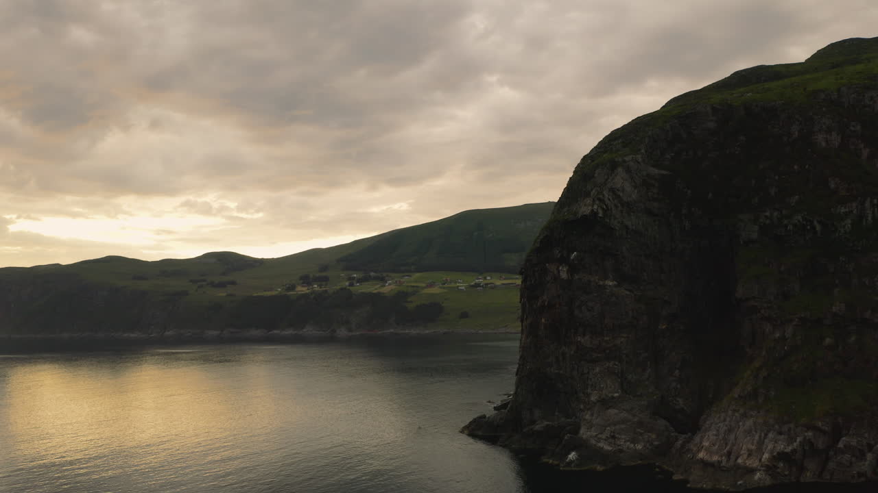 cañón escarpado en el pueblo de maaloy bajo un cielo nublado blanco en el condado de vestland, noruega