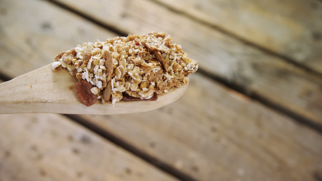 cereal para el desayuno en cuchara 4k