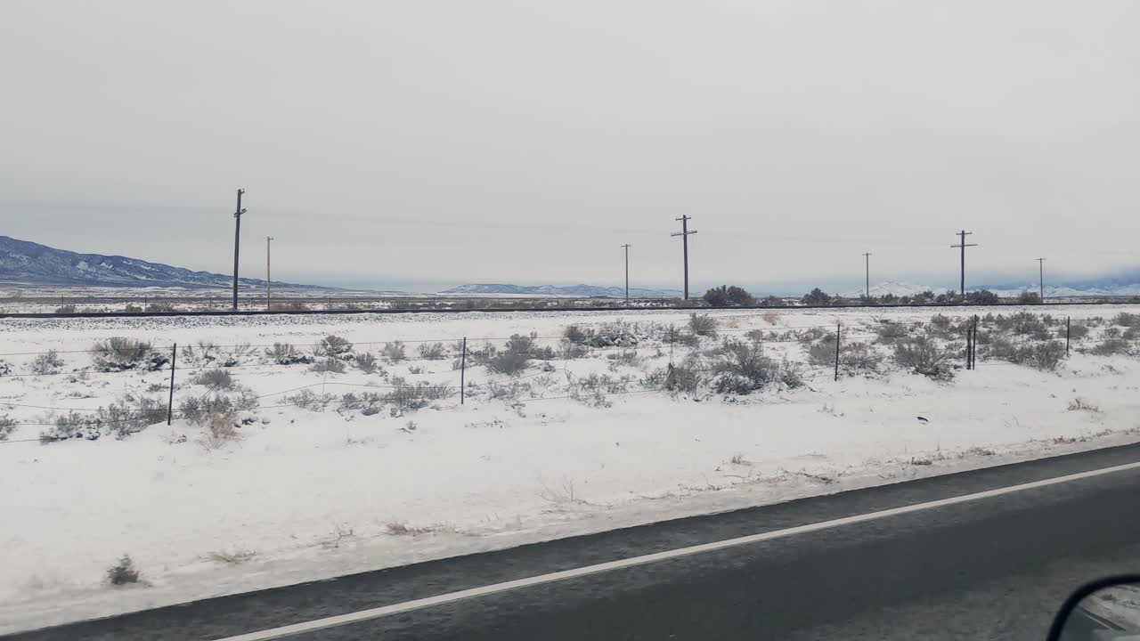 눈 덮인 풍경을 운전하는 운전석 창문을 통해 보기