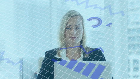 animación de procesamiento de datos contra una mujer de negocios caucásica que usa una computadora portátil y sonríe en la oficina