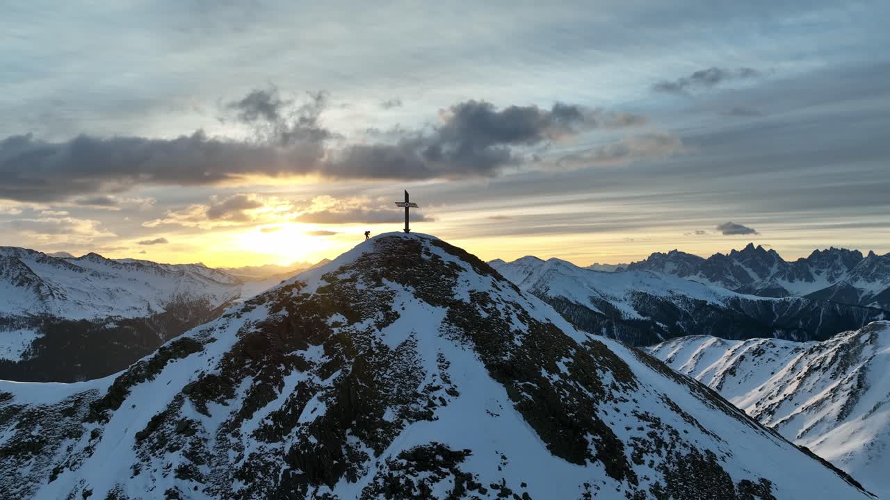 alpinista en los últimos metros antes de llegar a la cumbre