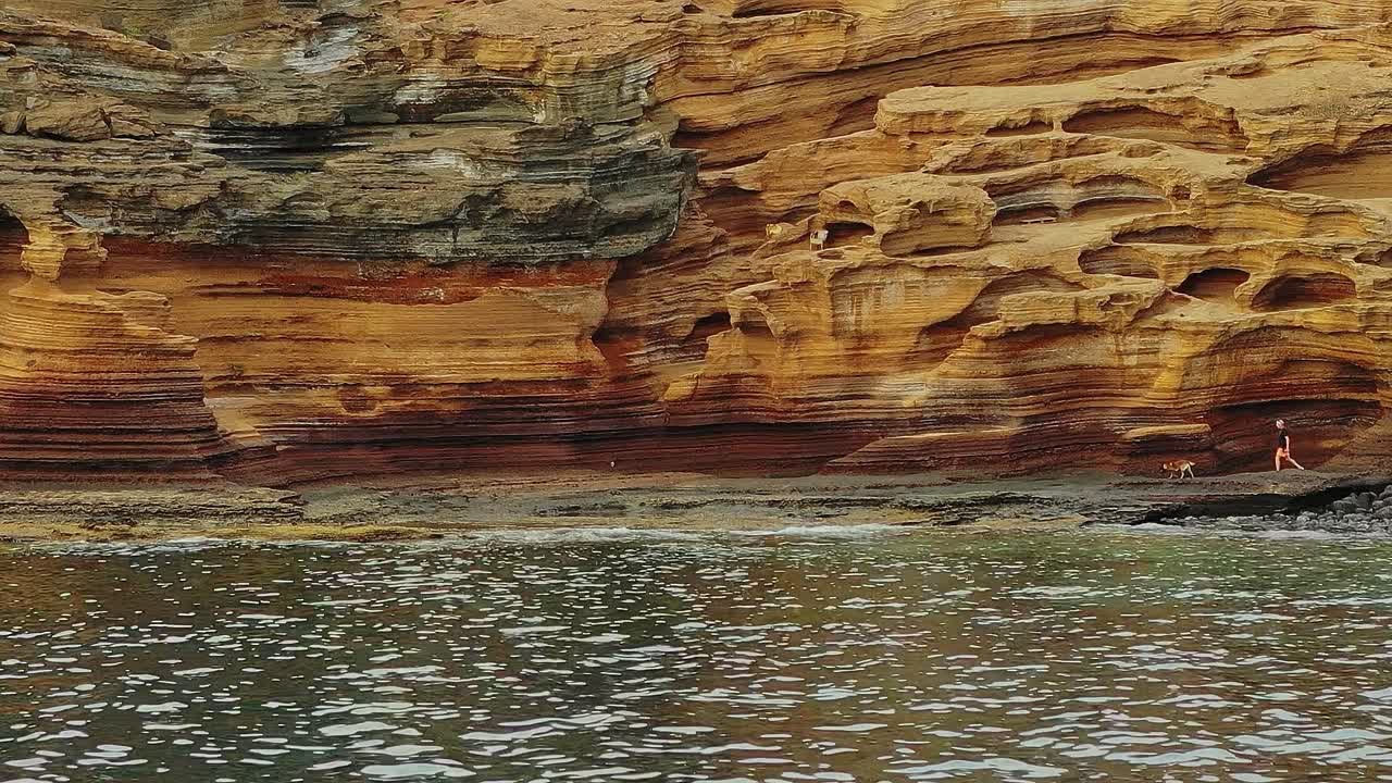Utforska den steniga kusten på Teneriffa, Spanien under en solig dag