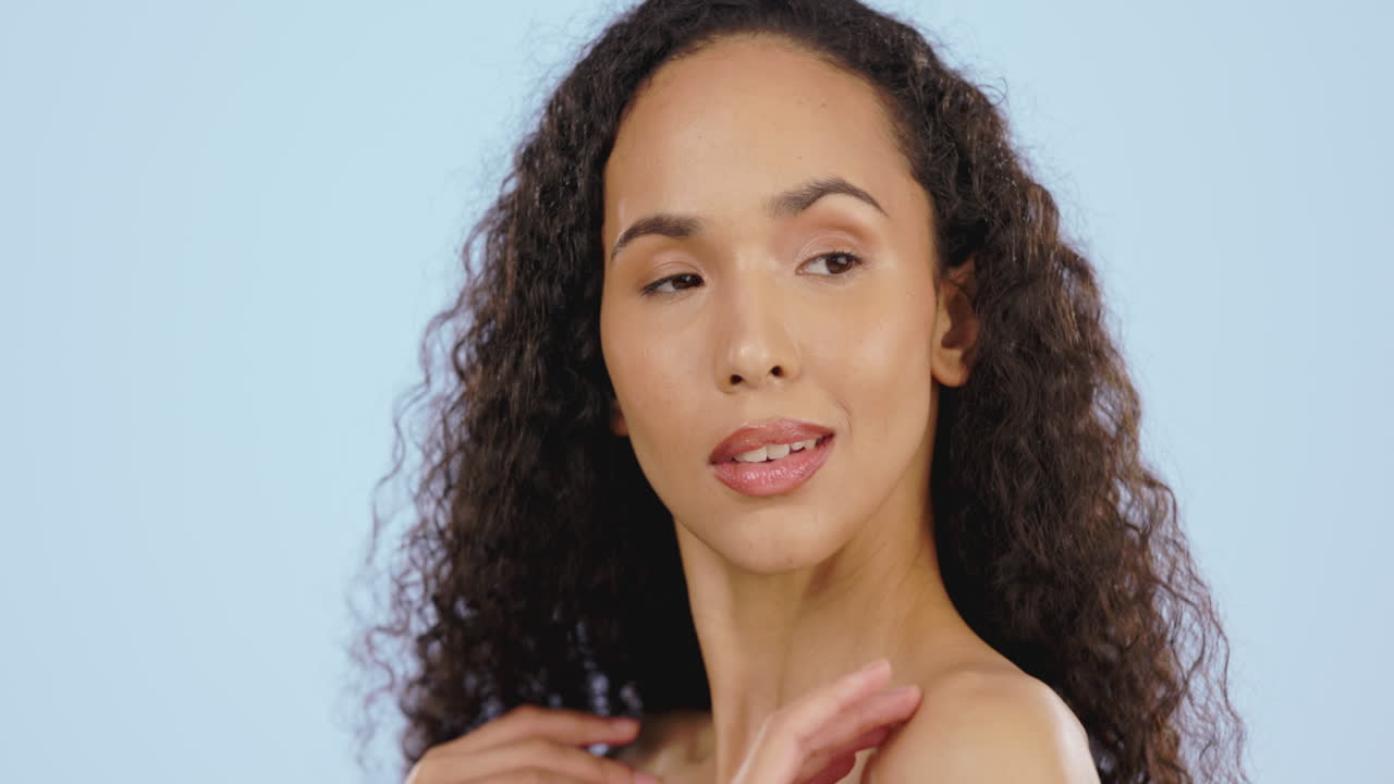 rostro, belleza y mujer tocan el cuerpo en azul