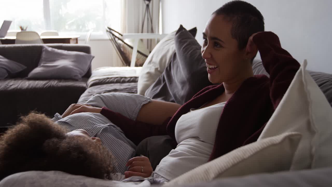 pareja de lesbianas teniendo un romance en la sala de estar