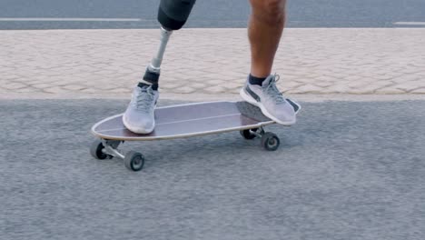 hombre con pierna protésica empujando y equilibrando a bordo
