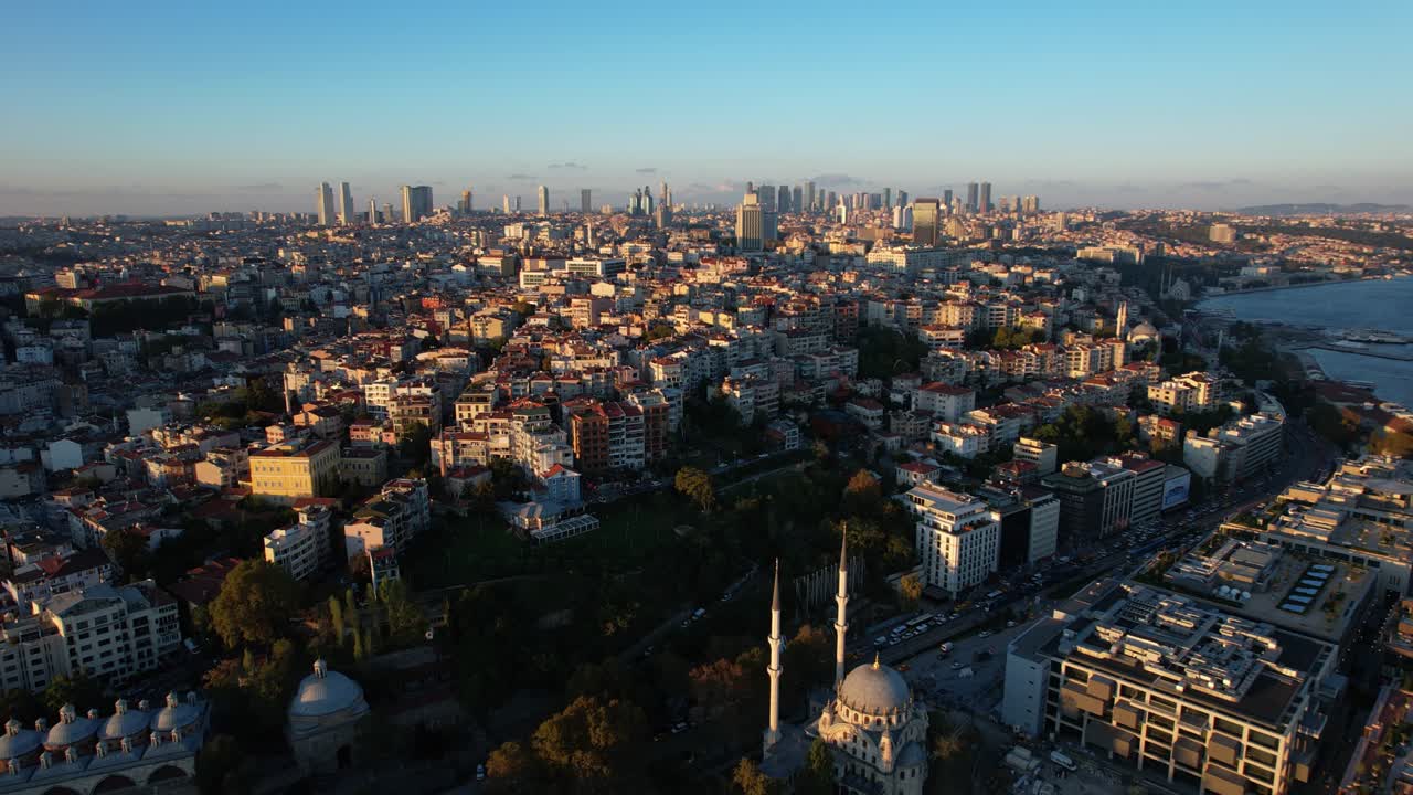 vista aérea de los rascacielos de estambul al atardecer - imágenes de drones en 4k