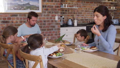 Familia-Comiendo-Comida-En-La-Cocina-Abierta-Juntos