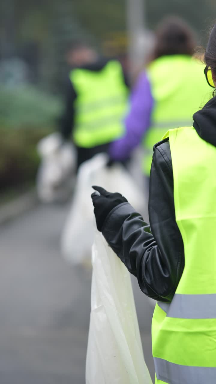 voluntarios de la comunidad limpiando calles