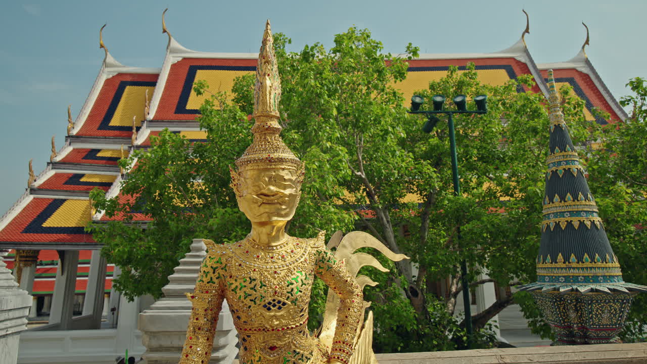 Tượng kinnara vàng tại Wat Phra Kaew ở Bangkok, một địa danh kiến trúc đền chùa Thái Lan trang trí công phu và thần thoại ở Thái Lan.
