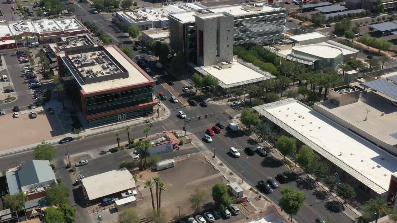coches en la calle principal de la ciudad americana durante un día soleado. área de estacionamiento con techo y paneles solares instalados. tiro aéreo de arriba hacia abajo.