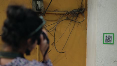 mujer india irreconocible capturando momentos con cámara dslr