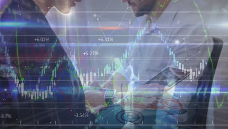 animación del procesamiento de datos financieros sobre una mujer caucásica usando una tableta