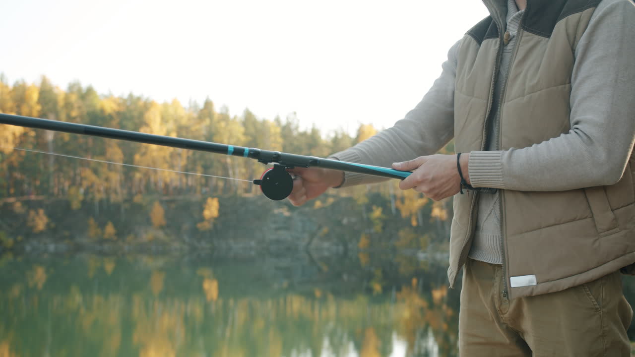 Pria Memancing di Musim Gugur