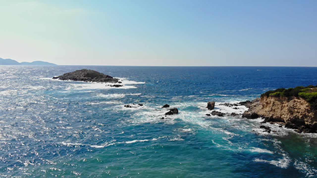 Promontorio roccioso e scogli marini al largo della spiaggia di Gerusalemme a Erisos, Cefalonia, Grecia