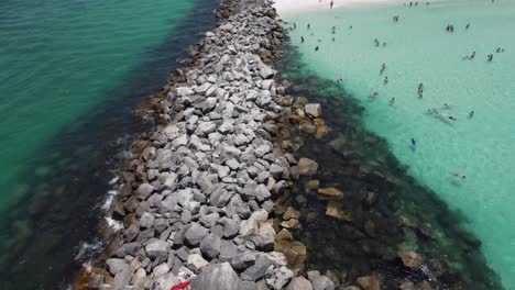 isla de conchas en la costa esmeralda de florida con aguas verdes cristalinas, cielos azules y arenas blancas