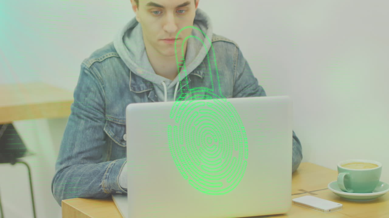 animación de huella dactilar en un candado sobre un hombre caucásico trabajando en una computadora portátil con una taza de café en la mesa.