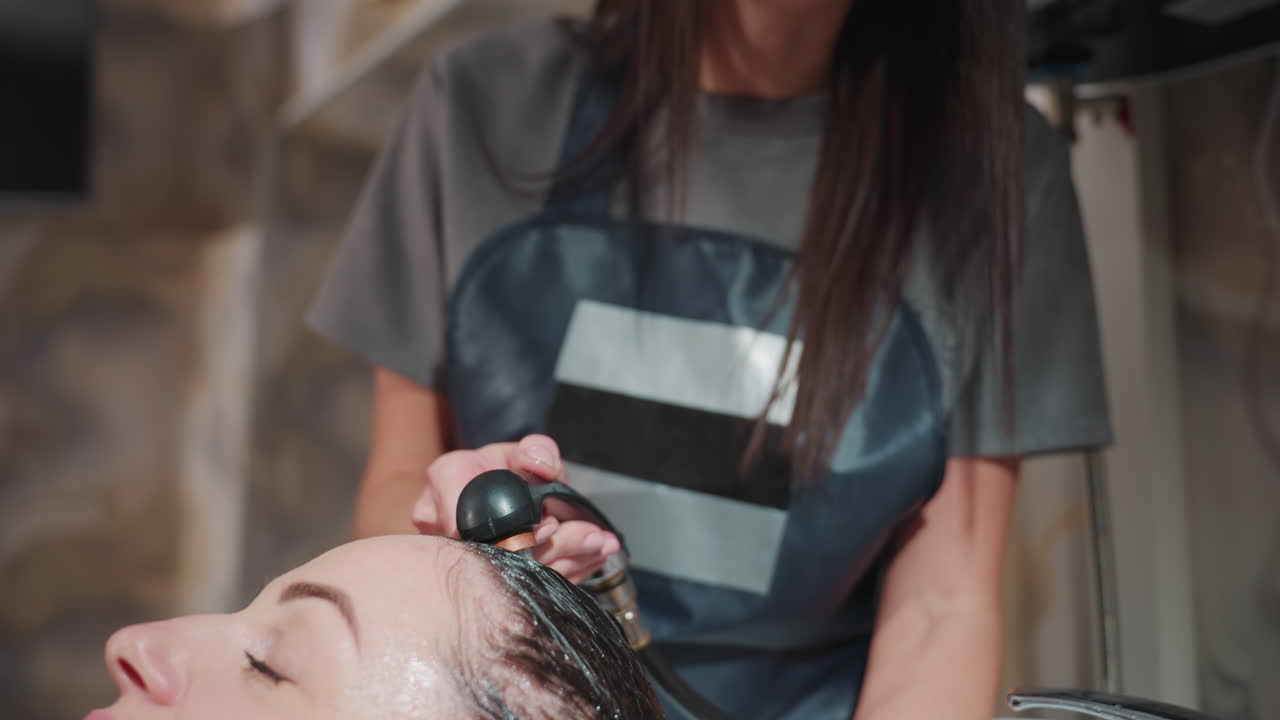 헤어 클리닝 살롱, 샴푸 전문 살롱, 전문적인 헤어 클렌징 서비스를 제공하는 미용실, 전문가의 헤어 워싱 및 컨디셔닝 트리트먼트를 받으러 저희 미용실을 방문하세요.