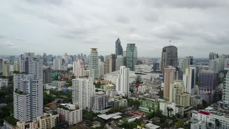 Bangkok,-Tailandia---Modernas-Estructuras-De-Edificios-De-Gran-Altura-Bajo-El-Cielo-Nublado-En-Sukhumvit---Toma-Aérea-De-Drones