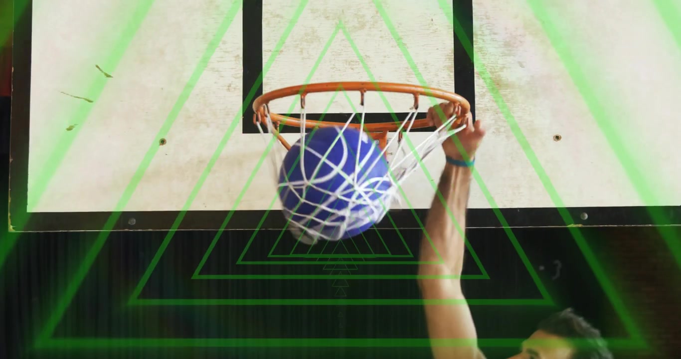 Mano di atleta che afferra la palla, la alza verso il canestro e schiaccia, causando l'oscillazione della rete con un effetto neon.