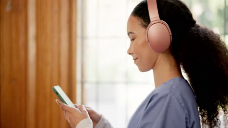 mujer, auriculares y sonrisa con el teléfono