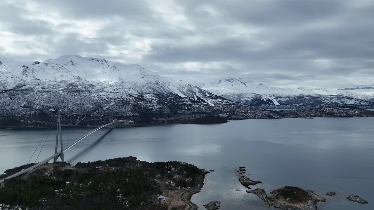 paisaje de puente nevado vista aérea del puente halogaland suspendido en narvik, noruega